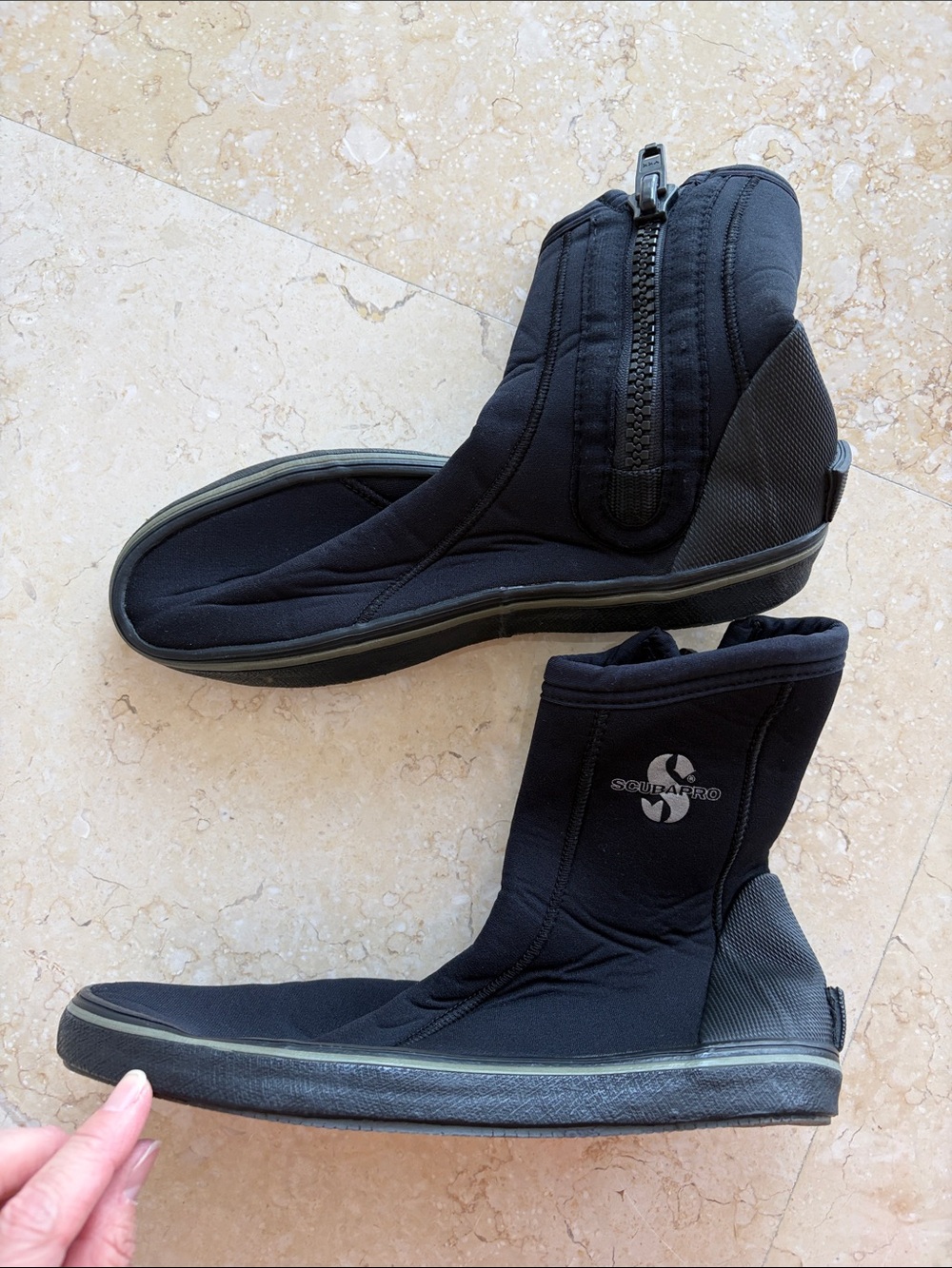 Scubapro Mens Black Neoprene Water Shoe/Scuba booties, size M, gently used.